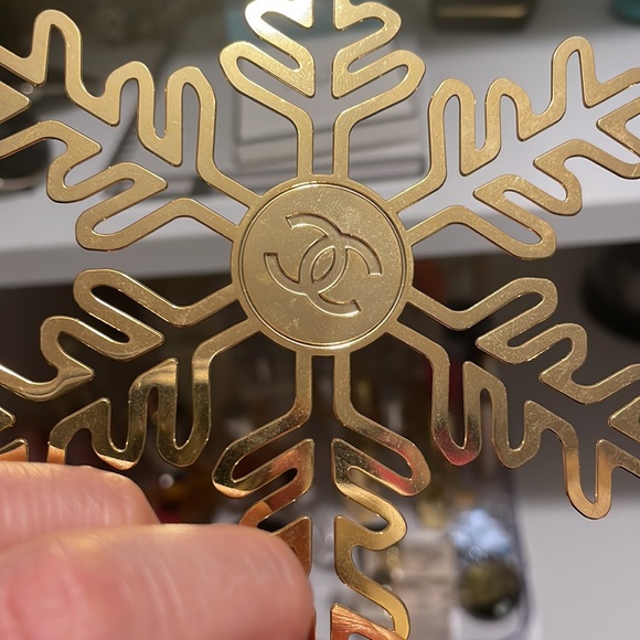 Chanel Snow Flake cosmetic display. The covered display Sold separately. - Picture 10 of 14